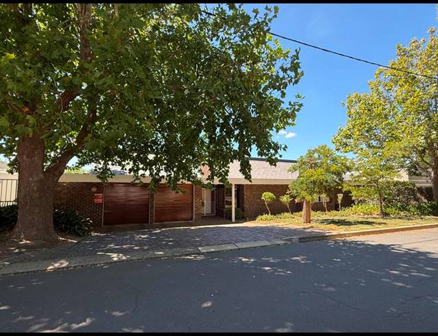 5 BEDROOM HOUSE FOR SALE IN BERGZICHT